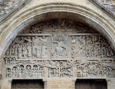 Uitzicht op het timpaan van het laatste oordeel, Christus tussen paradijs en hel (sculptuur) door Romanesque