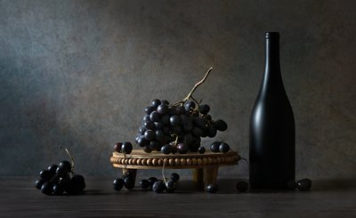 Rijke druiven, donkere fles door Rong Wei
