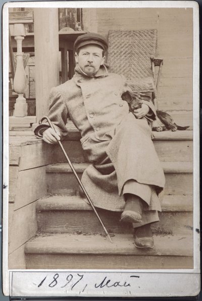 Portret van Anton Tsjechov met zijn hond Hina in mei 1897 in Melikhovo door Russian Photographer