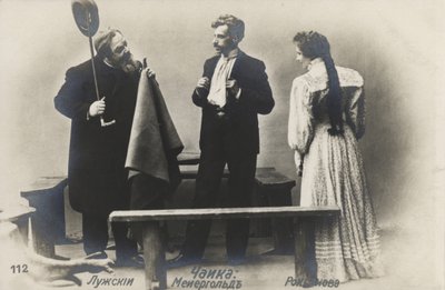 Russische acteur Vsevolod Meyerhold (midden) in de rol van Treplev in de productie van Anton Tsjechovs De Meeuw, 1898 door Russian Photographer