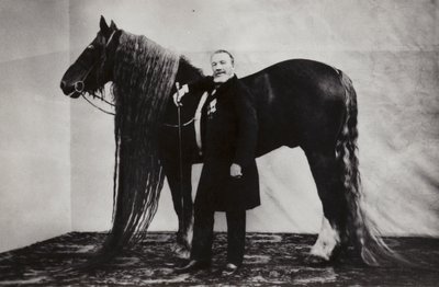 Russische circusartiest Akim Nikitin met een paard door Russian Photographer