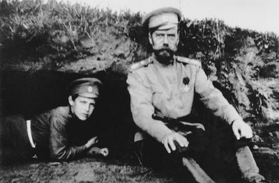 Tsaar Nicolaas II met zijn zoon Alexei vooraan door Russian Photographer