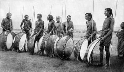 Een groep Masai krijgers in volledige strijduitrusting, 1922 door S. J. Hopper