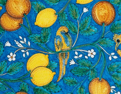 Citrusvruchten, bloemen en vogels op blauwe achtergrond, decoratief detail van tafel, lavasteen majolica, Salvatore Gurreri manufacture, Caltagirone, Sicilië, Italië, 20e eeuw door Salvatore Gurreri manufacture
