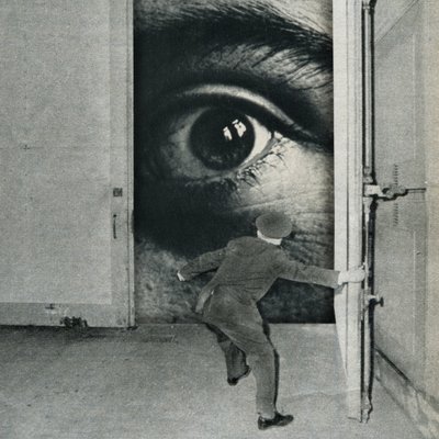 Een surrealistische blik voorbij de deur door Sammy Slabbinck