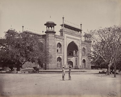 Agra. De toegangspoort van de tuinen rond de Taj Mahal door Samuel Bourne