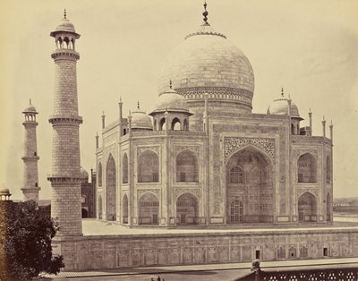 Agra; de Taj, vanuit de hoek van de vierhoek door Samuel Bourne