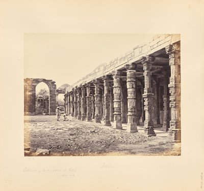 Delhi; zuilengalerij van hindoezuilen bij de Qutb Minar, noordzijde door Samuel Bourne