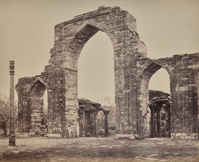 Delhi. Grote boog en ijzeren zuil bij de Qutub Minar, ruïnes van oud Delhi door Samuel Bourne