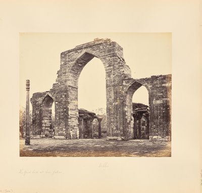 Delhi; de Kutub Minar, de Grote Boog en de IJzeren Zuil door Samuel Bourne