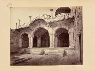 Delhi; het paleis, de Moti Masjid (Parelmoskee) door Samuel Bourne
