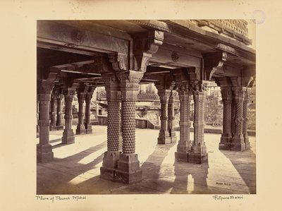 Fatehpur Sikri; gebeeldhouwde zuilen in de Panch Mahal door Samuel Bourne