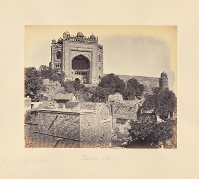 Fatehpur Sikri; de grote poort, gezien vanuit het dorp door Samuel Bourne