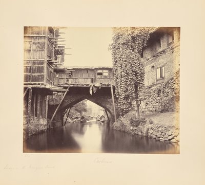 Srinagar; een brug over het Marqual-kanaal door Samuel Bourne