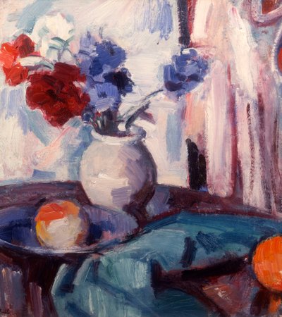 Gemengde anjers en korenbloemen in een aardewerken vaas door Samuel John Peploe