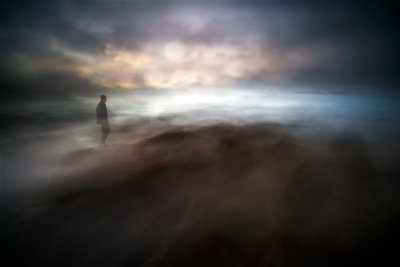 Eenzame figuur, mistige horizon door Santiago Pascual Buye
