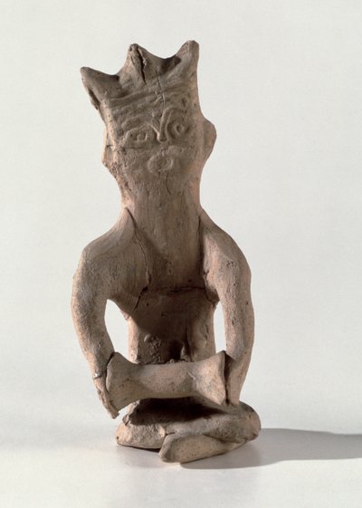 Gekruiste figuur met een object dat vermoedelijk een trommel is, uit Susa, Iran, 4e-6e eeuw AD (been) door Sasanian School