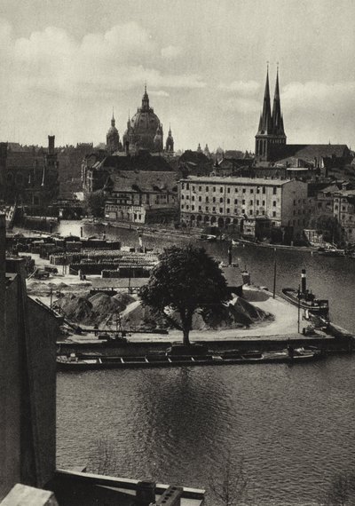 Berlijn: Uitzicht over de Spree naar de Mühlendamm door Sasha Stone