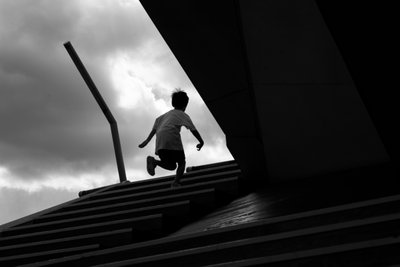 De opwaartse reis van de jongen door Satoshi Hata
