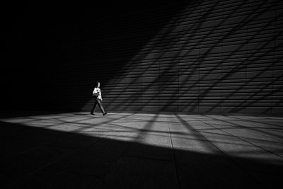 Man in zonlicht en schaduw door Satoshi Hata