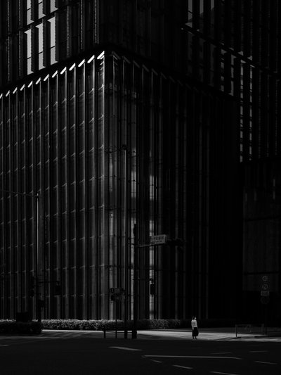 Licht en schaduw in de stad door Satoshi Hata