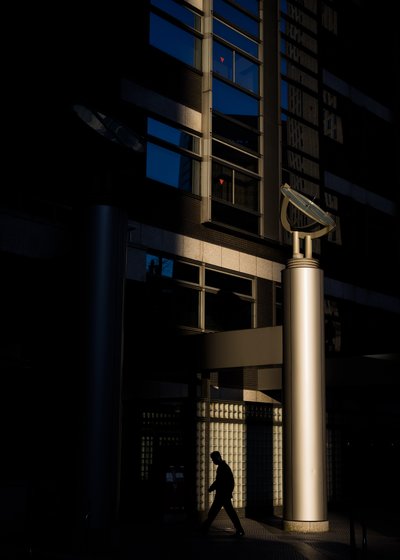 Licht en schaduw in de stad door Satoshi Hata