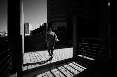 Stedelijke schaduwwandeling door Satoshi Hata