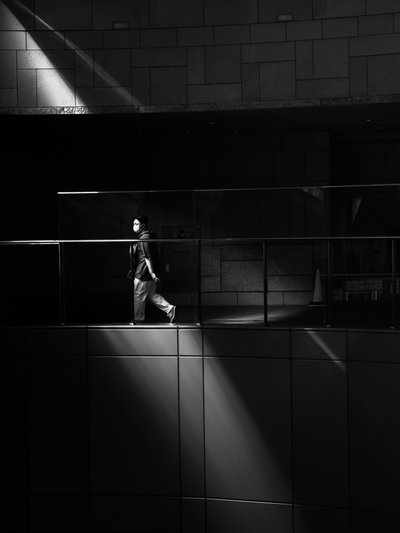 Wandelen door het licht door Satoshi Hata
