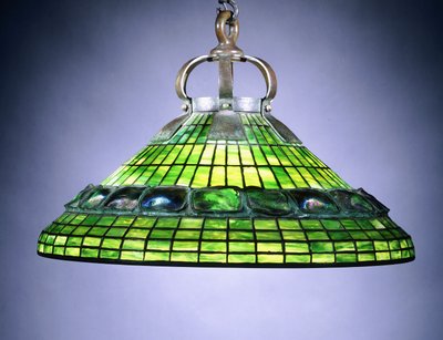 Een Glas-in-loodschildpadtegel en Bronzen Kroonluchter door School American