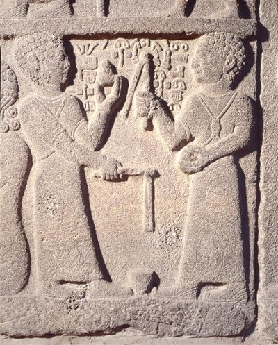 Reliëf van twee jongens die met een tol spelen, uit Carchemish, Turkije door School Assyrian