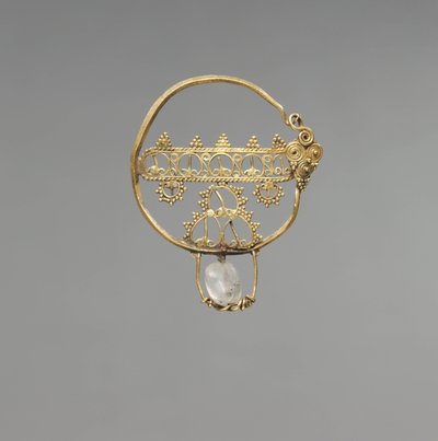 Oorbel met opengewerkt patroon, Vroeg Byzantijnse Periode, 600-800 (goud met bergkristal kraal) door School Byzantine