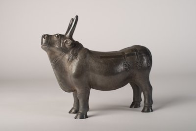 Stier (zilver met gegraveerde en repoussé decoratie) door School Chinese