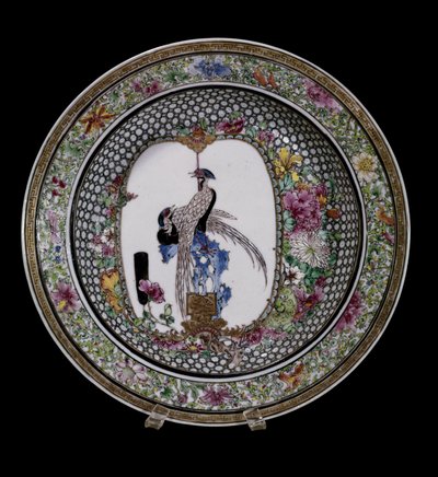 Chinese kunst: keramisch bord van de roze familie versierd met vogels en bloemen. Qianlong Reg (1736-1795). Parijs, Musée Guimet, Nationaal Museum voor Aziatische Kunsten door School Chinese