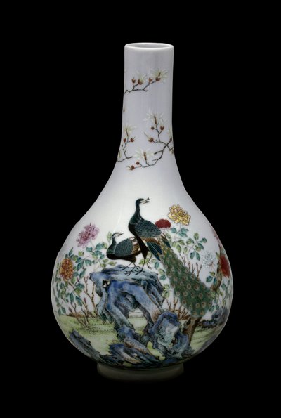 Chinese kunst: keramische vaas van de roze familie versierd met vogels (inclusief pauwen) en bloemen. Qianlong-regime (1736-1795). Parijs, Musée Guimet, Musée national des Arts Asiatiques door School Chinese