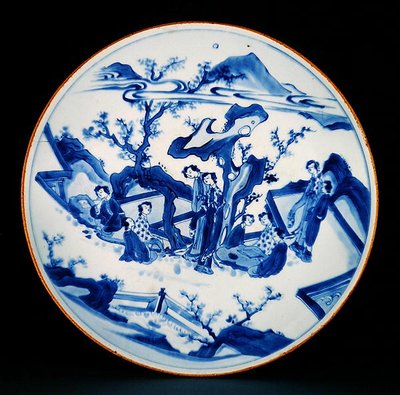Schaal beschilderd in onderglazuur blauw met figuren van dames, Overgangsperiode, ca. 1640 door School Chinese