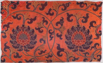 Fragment textiel met ontwerp van scrollende lotusbloemen, -stelen en -bladeren (satijn met draaibinding) door School Chinese