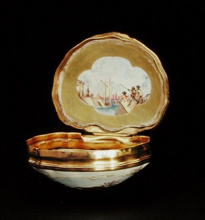 Snuifdoos in de vorm van een schelp, Qianlong periode (1736-95) ca. 1760 door School Chinese