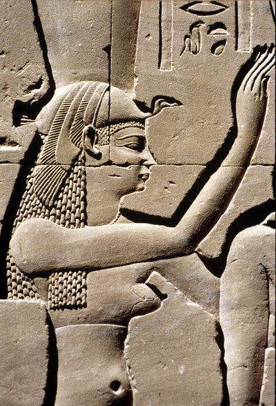 Oud Egypte, Wandbeeldhouwwerk, Godin Isis, Tempel van Horus, Edfu, 237 - 57 v.Chr. door School Egyptian