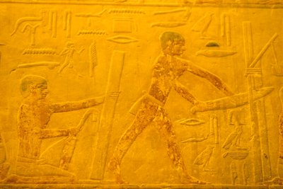 Oude Egypte, muurgravure, Mastaba/Tombe van Ti, Saqqara, 5e dynastie, timmerlieden, hout schaven en zagen door School Egyptian