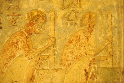 Oud Egypte, muurschildering, graf van Petosiris, Tuna el Gebel, 300 v.Chr., arbeiders met stamper en vijzel door School Egyptian
