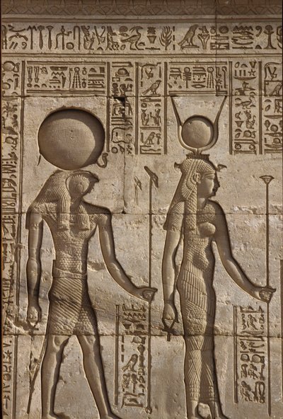 Oud Egypte, Muur schildering/gravure, Horus en Isis ontvangen een offer van de farao, Tempel van Hathor, Dendera door School Egyptian