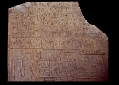 Egyptische oudheid: grafstele bedekt met een inscriptie in codetaal in de vorm van hiërogliefen. Parijs, Louvre Museum door School Egyptian
