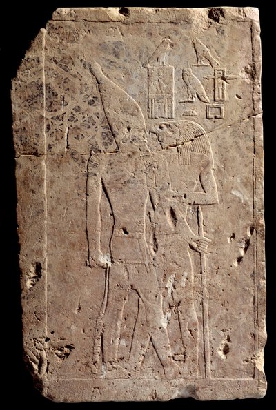 Egyptische oudheid: kalkstenen reliëf dat koning Qahedjet (Kahedjet) omarmd door de god Horus afbeeldt. Oude rijk. Einde van de 3e dynastie. 2700-2620 v.Chr. Parijs, Louvre Museum door School Egyptian
