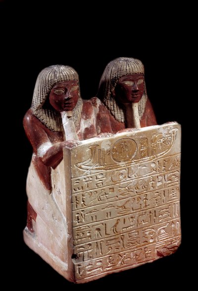 Egyptische oudheid: kalkstenen beeld dat fungeert als stele in de naam van Didi en zijn zoon Padoua. Nieuwe Rijk. Uit Deir el Medineh. Hoogte 0,31 m Parijs, Musee du Louvre door School Egyptian
