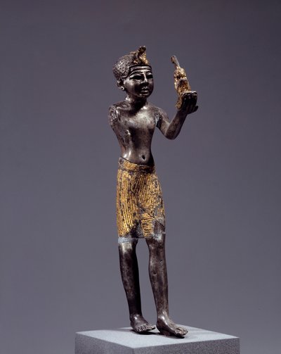 Egyptische antiquiteit: beeldje van koning (Sethi I?) die het offer van Maat brengt. Zilver en gouden beeldhouwwerk. Regering van Sethi (1294-1279 v.Chr.). Dim. 19 cm. Parijs, Louvre Museum door School Egyptian
