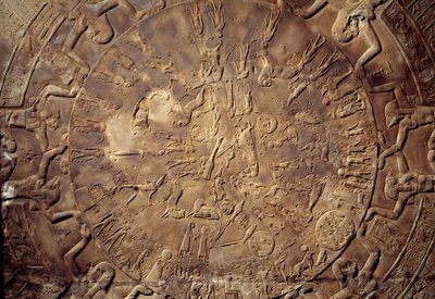 Egyptische oudheid: detail van de dierenriem met reliëfconstellaties van het plafond van de oostelijke kapel van Osiris uit de Tempel van Hathor in Denderah. 30 v.Chr. Parijs, Louvre Museum door School Egyptian