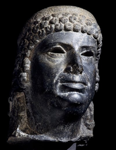 Hoofd van Cleopatra III, basalt sculptuur door School Egyptian