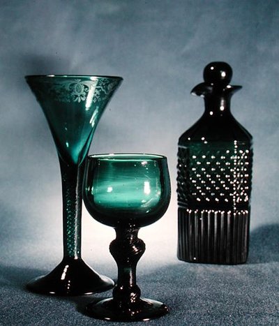 Versierde wijnglas, rond glas en karaf, laat 18e-begin 19e eeuw door School English