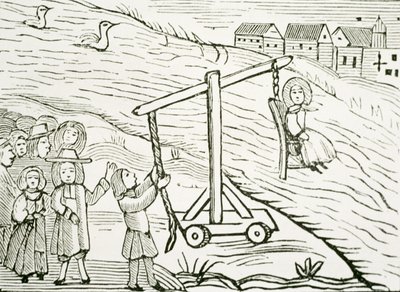 Vrouw op een bukkend krukje, beschuldigd van hekserij, illustratie uit een verzameling chapbooks over esoterie (houtsnede) door School English