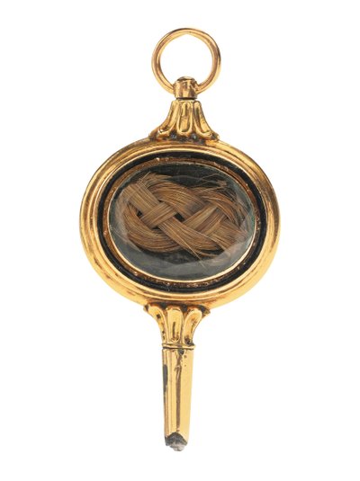 Memento mori gegraveerde horlogesleutel, met haarlok van Martha Wayles Jefferson, Frans of Engels, laat 18e - begin 19e eeuw door School European